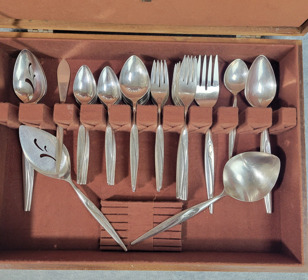 54 Piece Oneida Community Flight Flatware Silverplate with Case 8 Place Settings