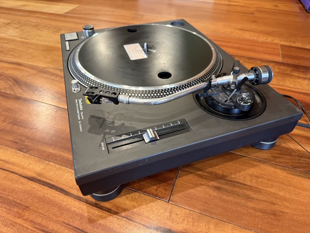 Technics Quartz Direct Drive Turntable System SL-1210MK2