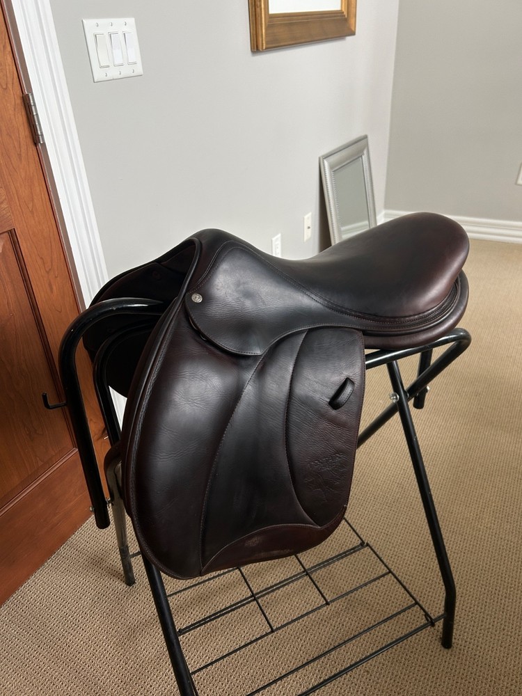 Hunter/Jumper saddle