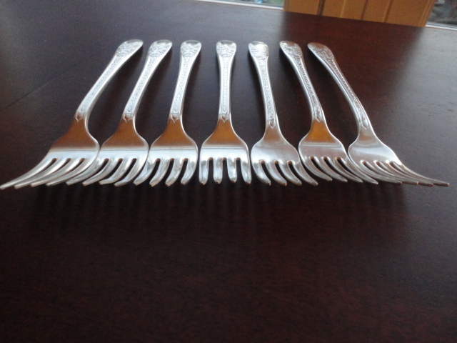 ROSE & LEAF # 1937 SILVERPLATE NATIONAL SILVER CO FLATWARE GRILLE FORK 7-3/4"L