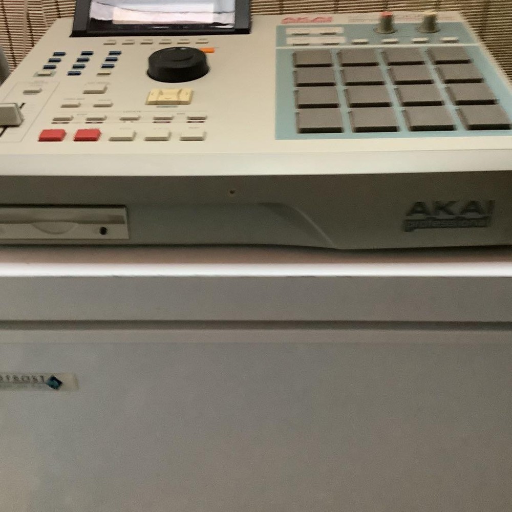AKAI MPC2000XL sampler