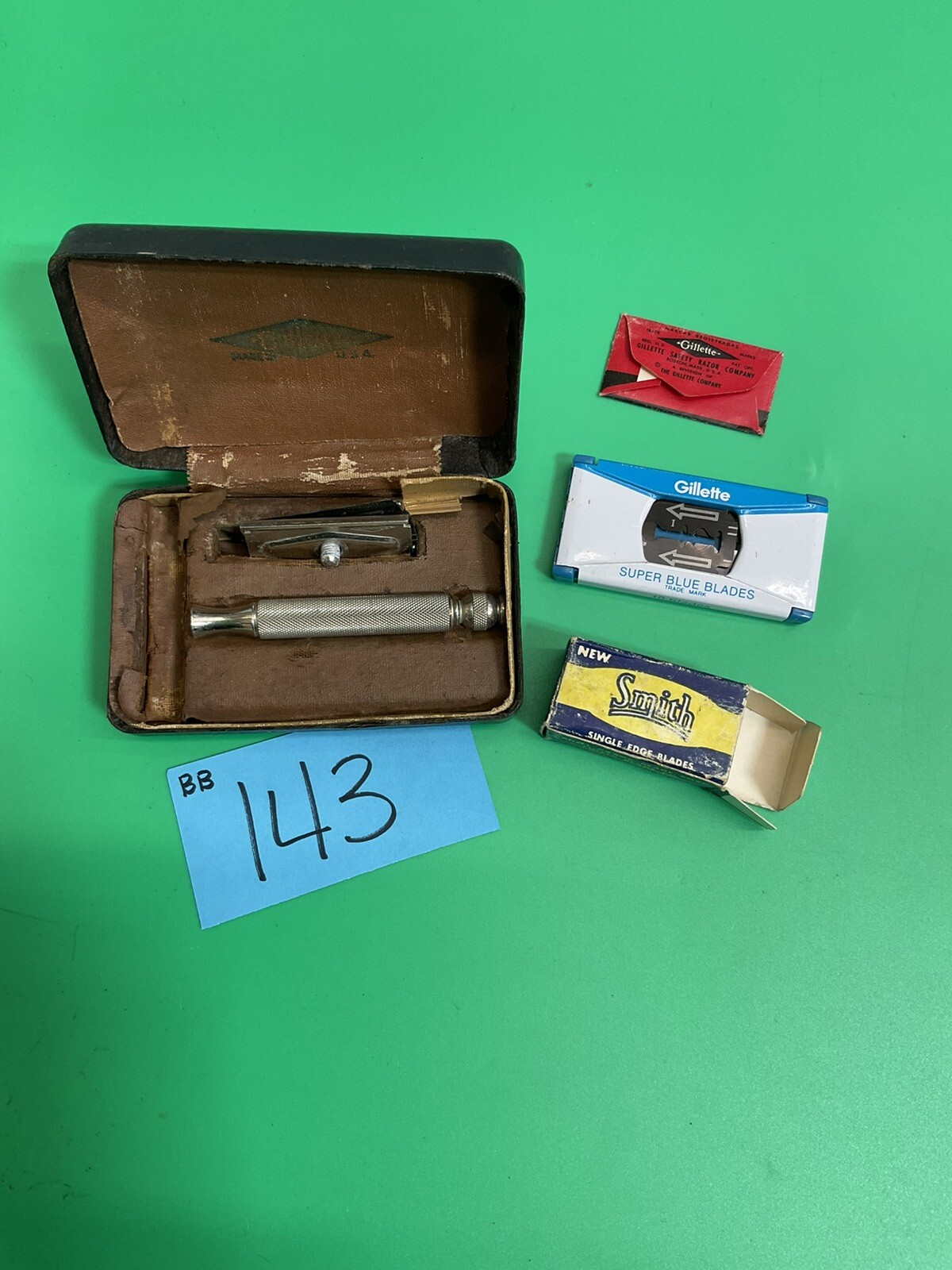 vintage Gillette travel razor in box with extras bb143