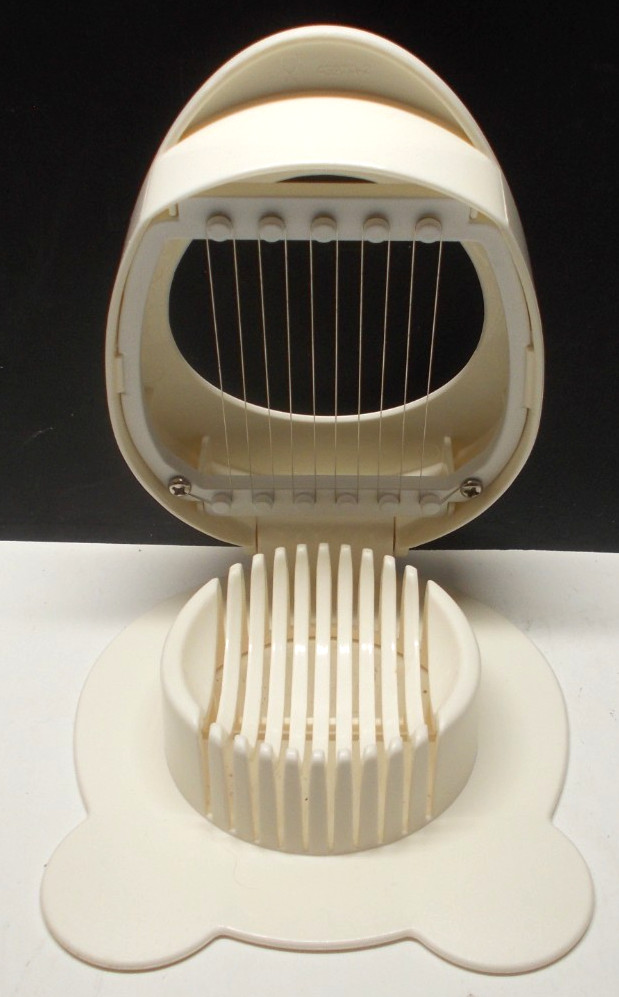 Tupperware 4598A White Egg Slicer