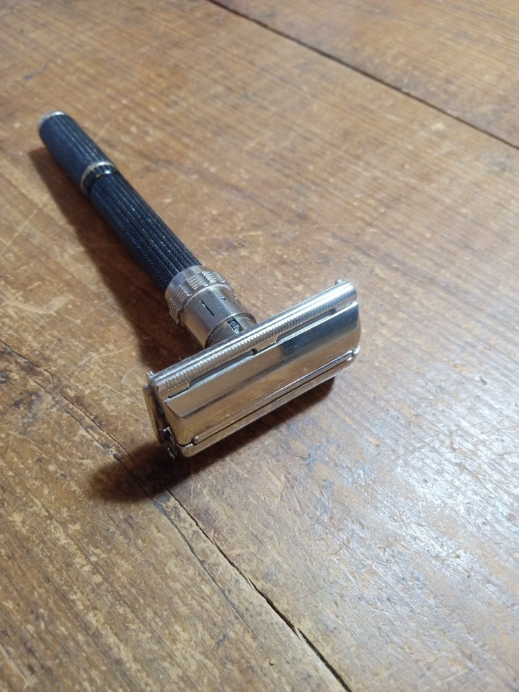 VINTAGE GILLETTE BLACK HANDLE SLIM ADJUSTABLE DATE CODE S-1 GOOD CONDITION 1972