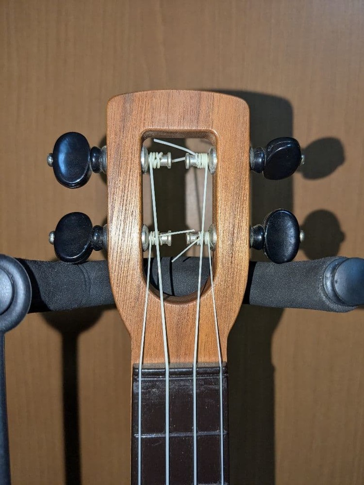 Ukulele Flea concert size rare walnut top no pattern