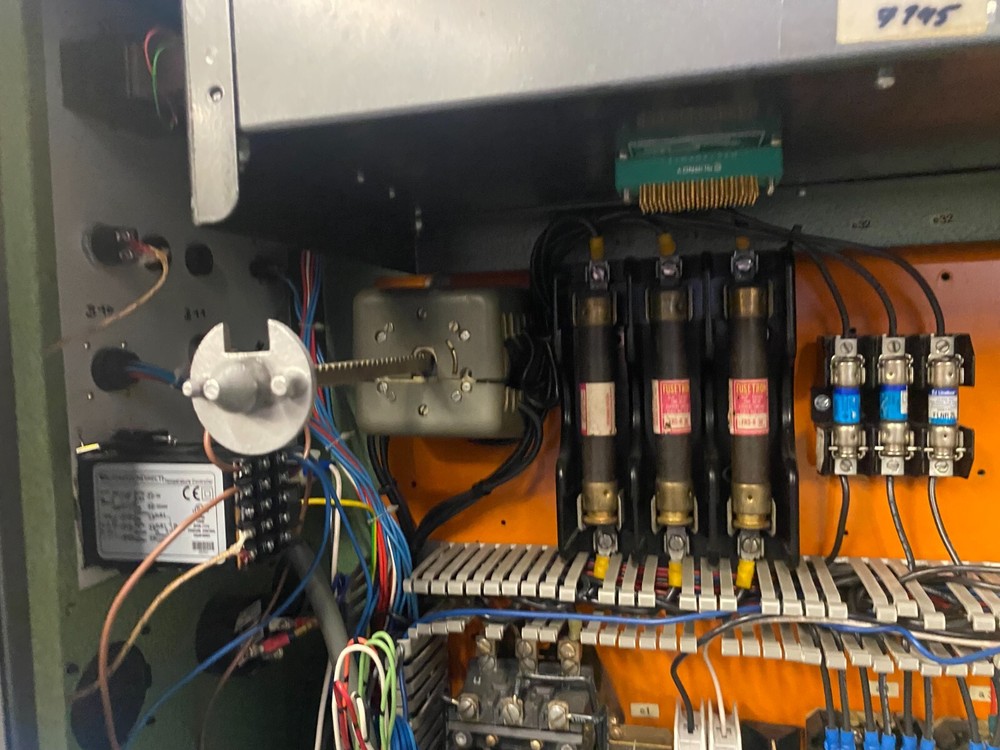 Arburg 28 ton plastic injection machine