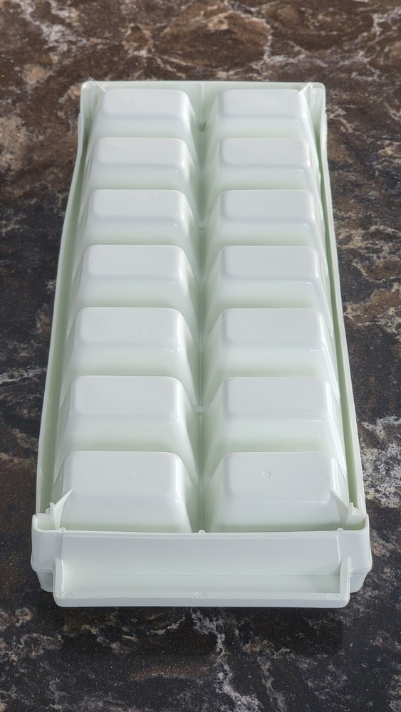 Vintage 1970s General Electric White Plastic Ice Cube Tray - 14 Cubes - EUC