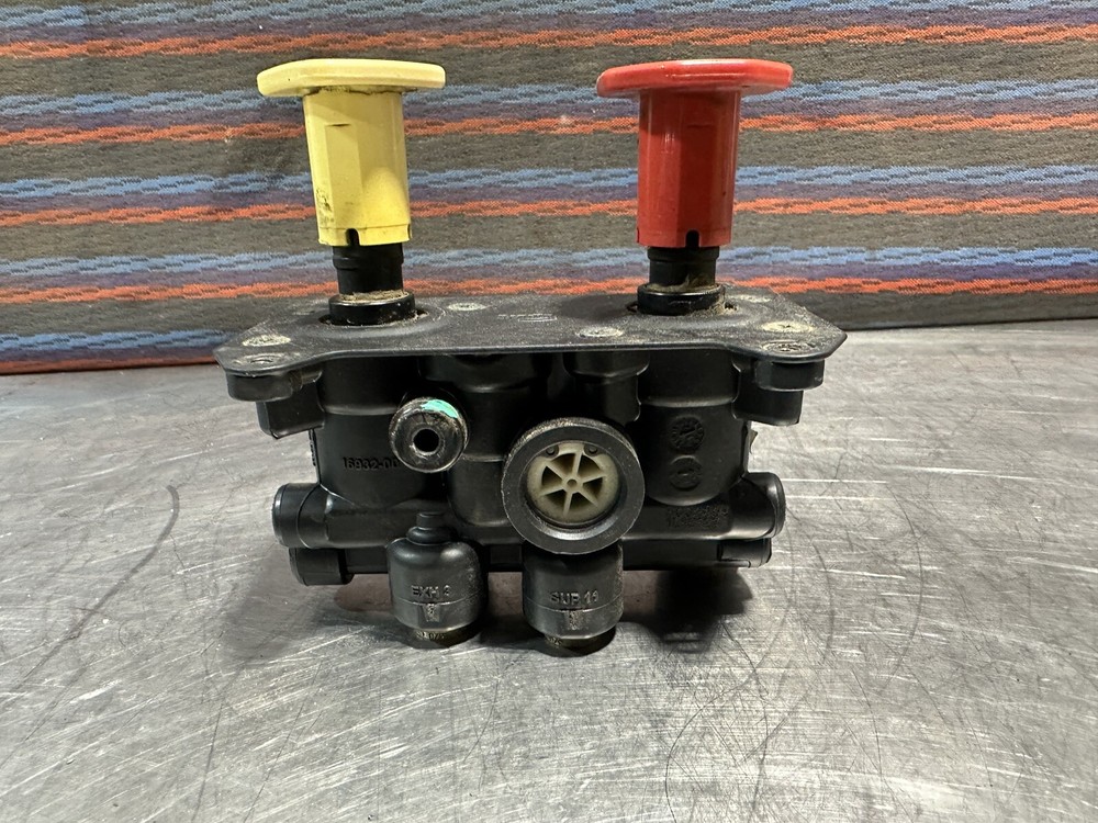 Bendix 4790208 Air Brake Valve