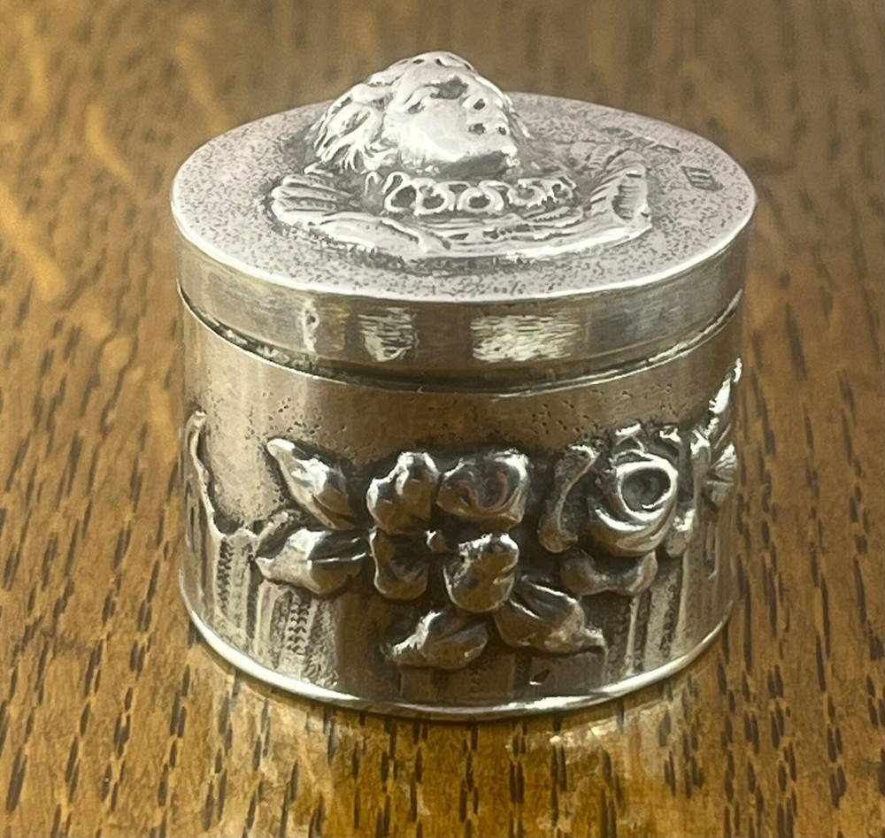 A decorative silver pill box hanua hallmarks import Chester 1902