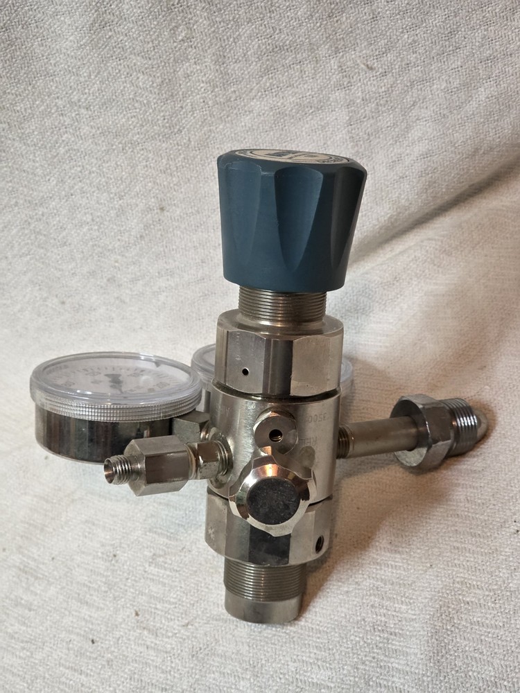 Airgas ~ Y12-244D ~ Regulator