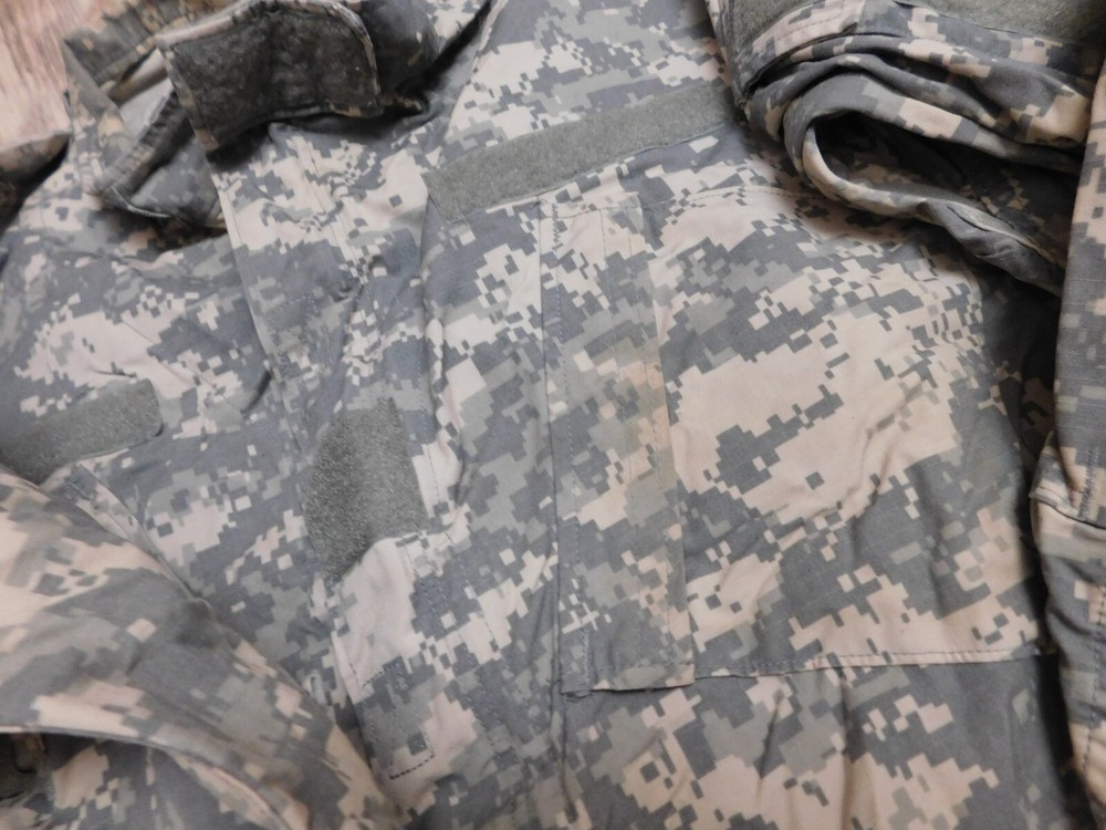 US ARMY ACU TOP COAT SIZE LARGE - REGULAR