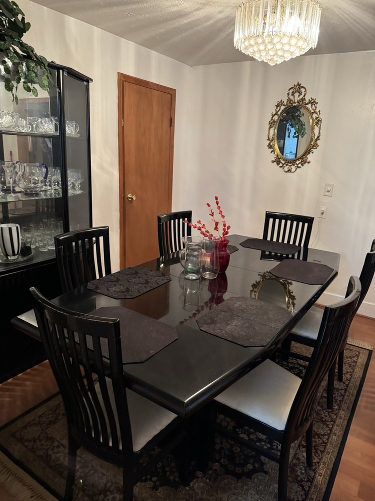 Selling Dining Room Set