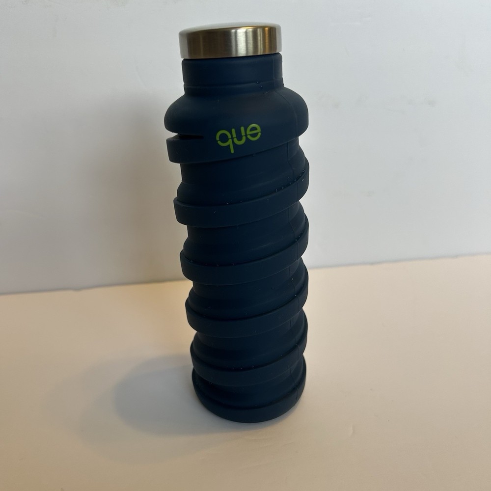 Que Collapsible Que 20oz Silicon Blue Bottle- Used