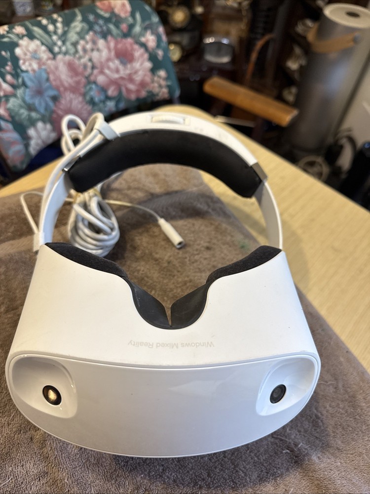 Dell VR118 Windows Mixed Reality Headset and controllers - White