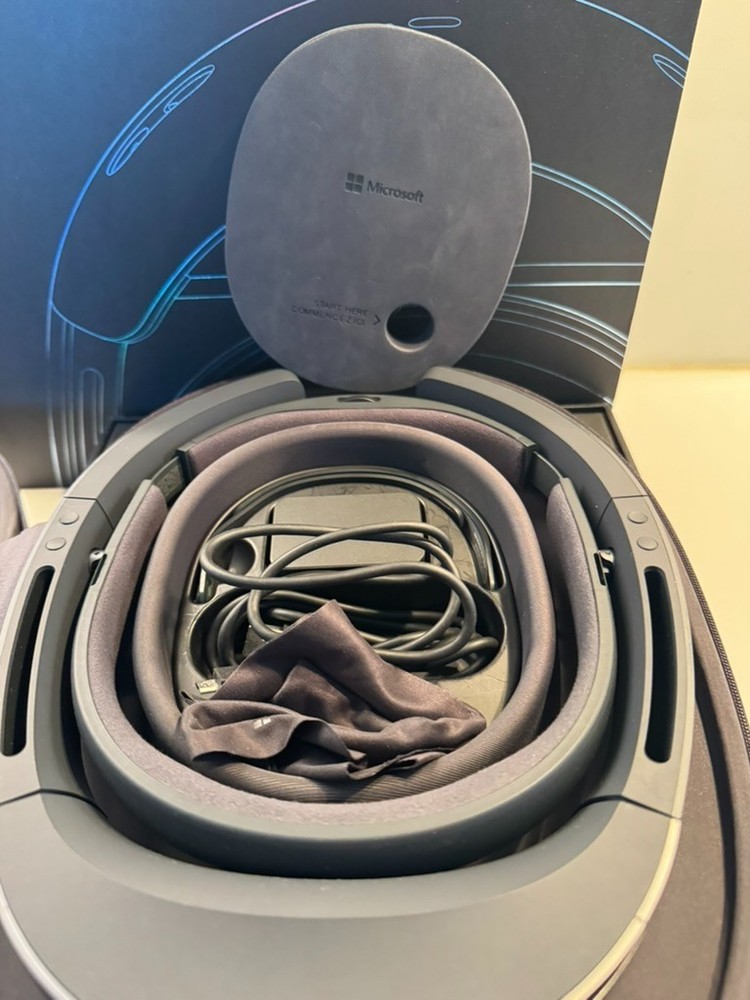 LIGHTLY USE: Microsoft HoloLens 1 Headset- With Box