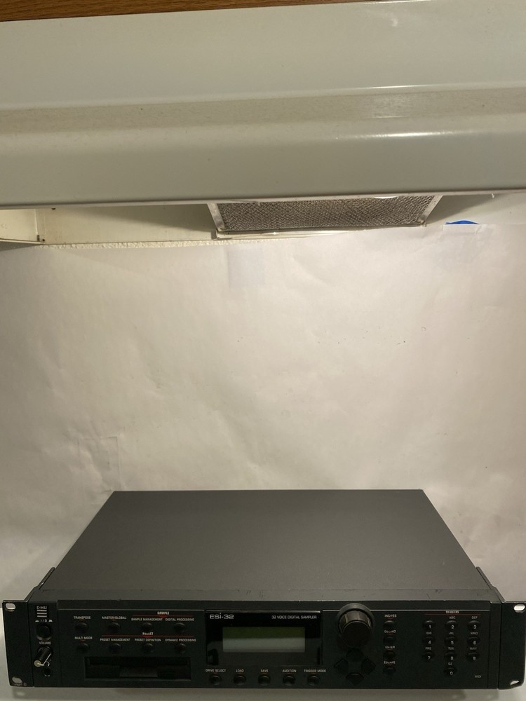 E-MU ESI-32 Rackmount 32-Voice Digital Sampler Powers Up