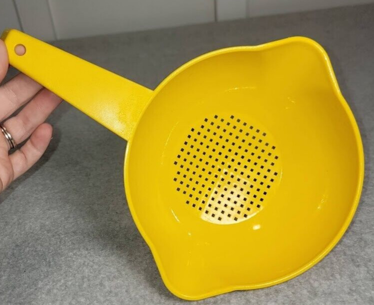 Tupperware 7" Mustard 1 Quart Strainer Colander With Handle #1200