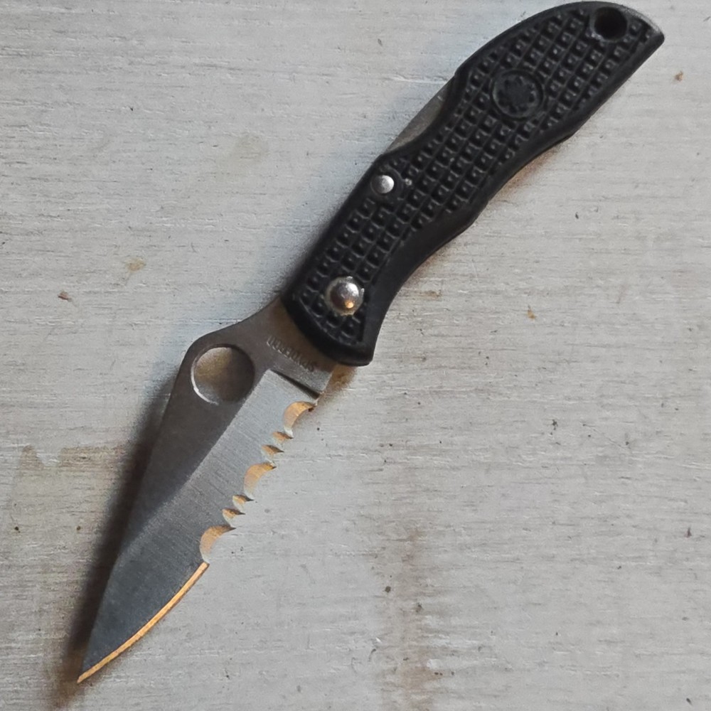 SPYDERCO LADYBUG 1ST GENERATION LOCKBACK KNIFE COMBO EDGE LOCKBACK