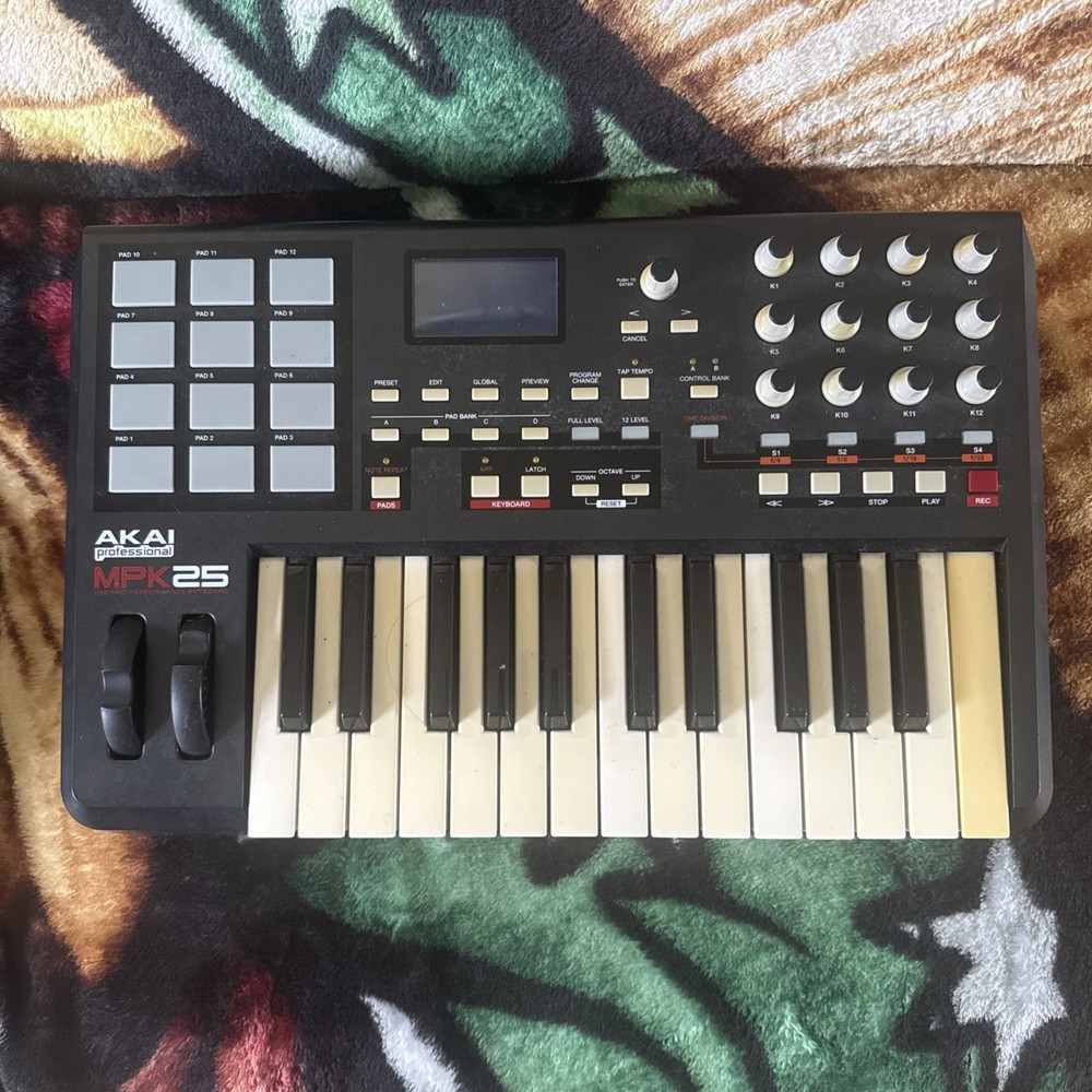 Akai Professional MPK25 25-Key USB MIDI Keyboard Controller NOT TESTED