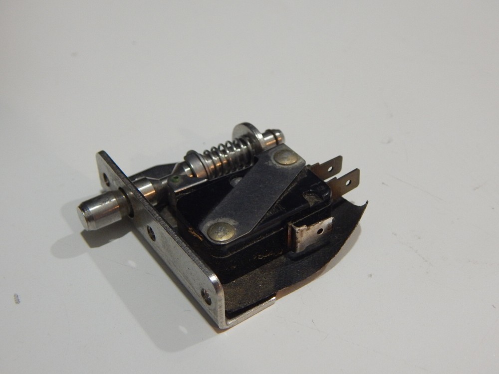 MICROSWITCH 3AC5-D8 METAL TYPE PLUNGER SWITCH VERY CLEAN USED