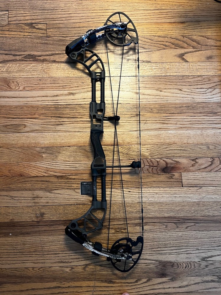 Prime Form 30 70lb Compound Bow