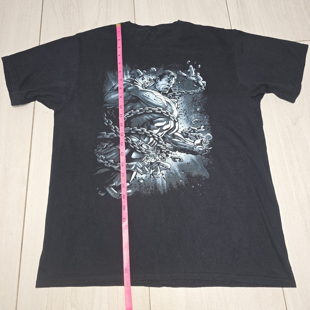 Superman Breaking Chains Black Graphic Comic Book T-Shirt size Medium