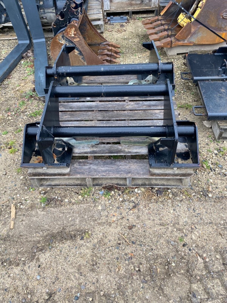 UNUSED HLA SKIDSTEER PLATE ADAPTER
