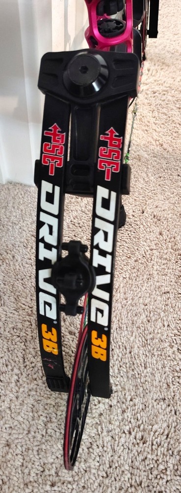 PSE DRIVE 3B COMPOUND BOW RIGHT HANDED WITH ACCESSORIES