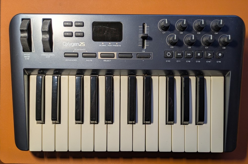 M-Audio Oxygen 25 Keyboard 3rd Gen with Power Cable