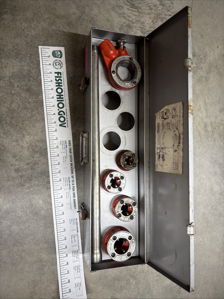 RIDGID 11R RACHETING PIPE THREADERS (4) AND HANDLE / CASE