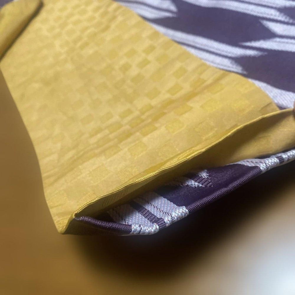Wide half-width belt on both sides, arrow feather pattern, synthetic fiber