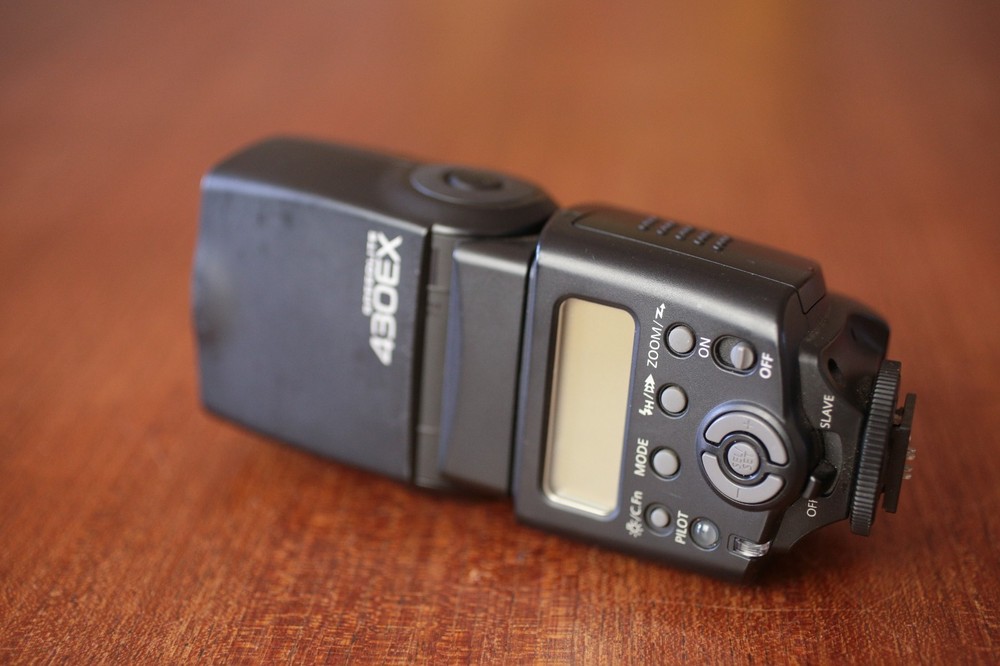 Canon 430 EX camera flash