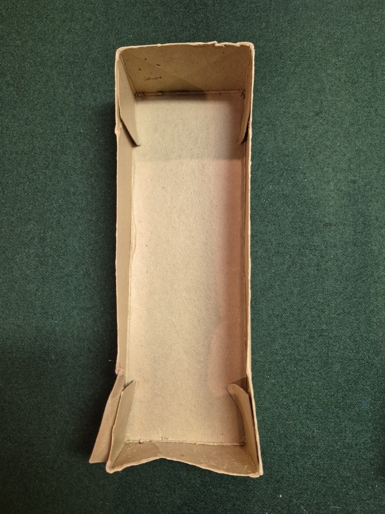 Vintage Aunt Lydia's Carpet & Button Early Graphic Thread Box American Thread Co
