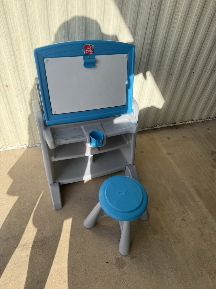 Step2 Flip & Doodle Easel Desk