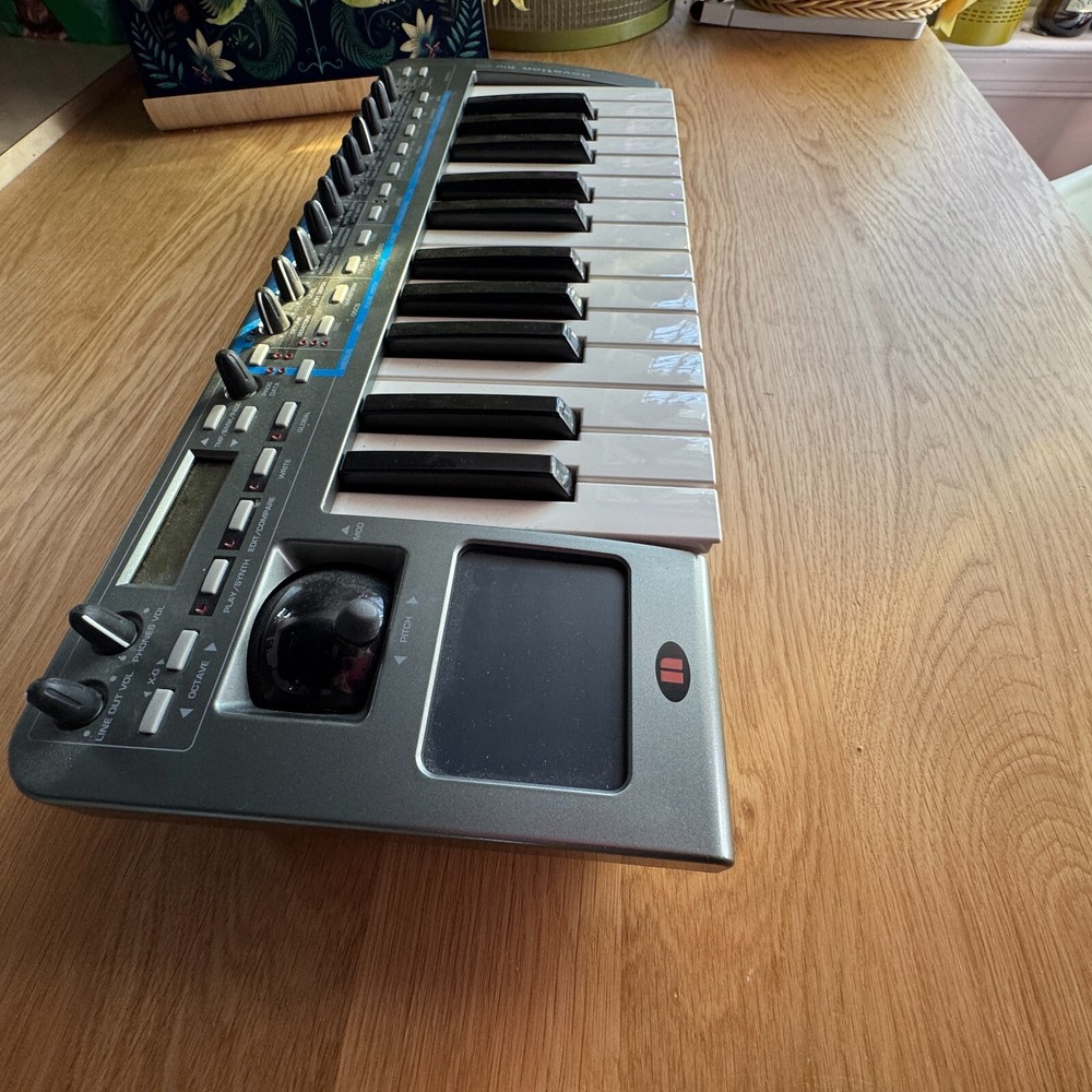 Novation Xio 25 Virtual Analog Synthesizer Controller Keyboard XioSynth 25