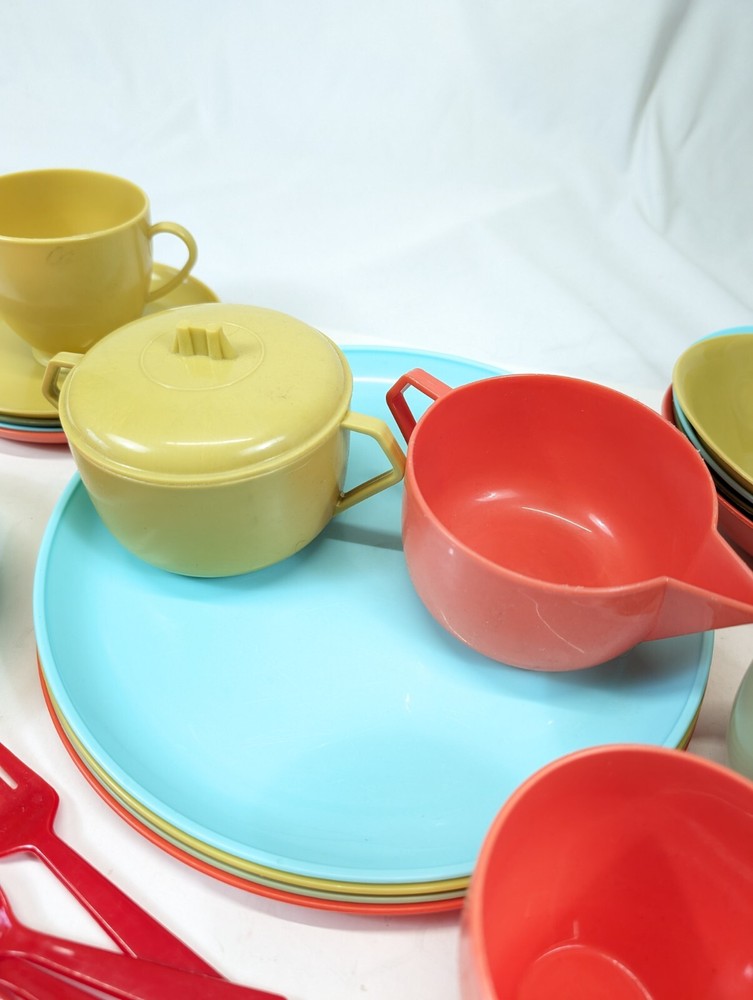 Mid Century Plastic Dinnerware Set Service for 4 22pc Arnoldware Sterilite