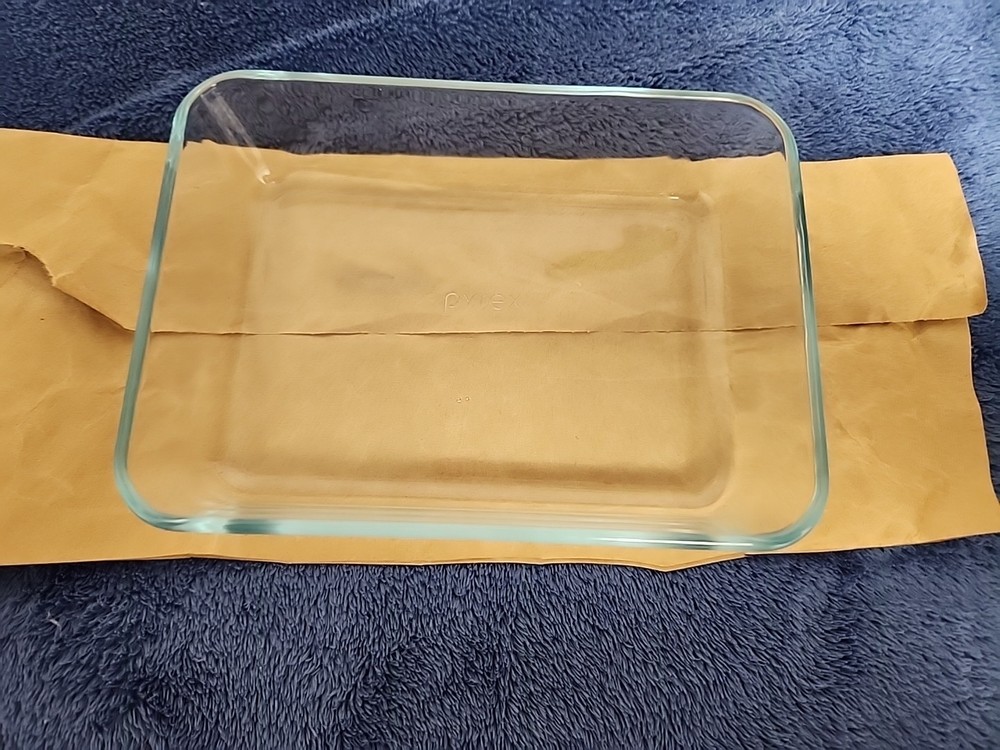 Pyrex 3 Cup Dish With Green Lid 7210