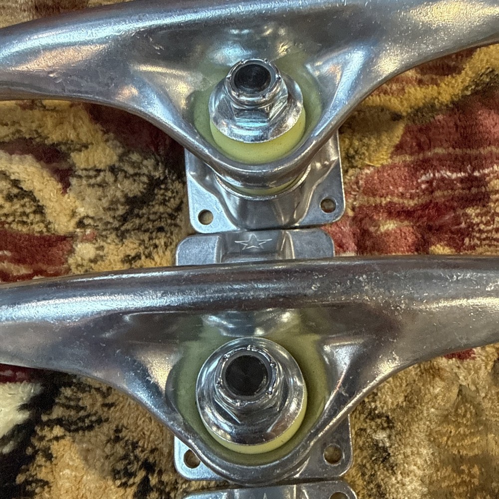 Mini-Logo Skateboard Trucks Lot.