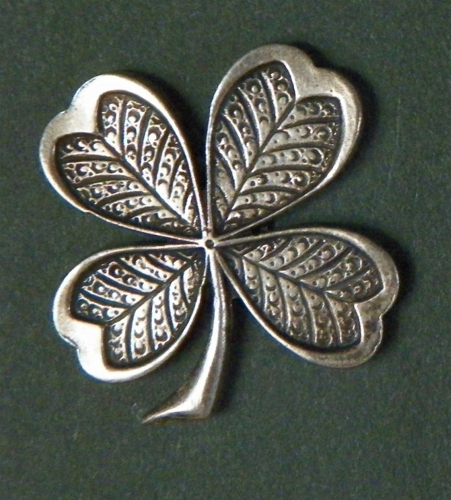 Bb FOUR LEAF CLOVER REALISTIC VINTAGE BUTTON Medium