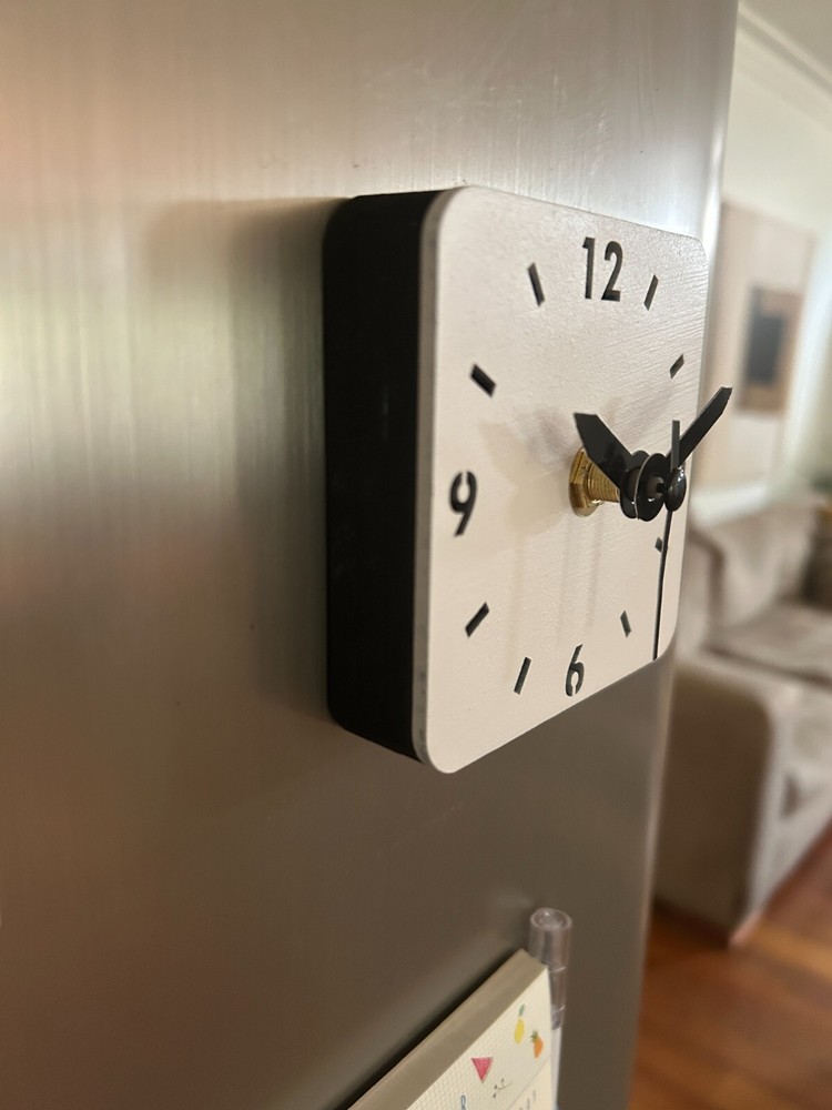 Fridge magnet clock - Robust design - Strong magnets