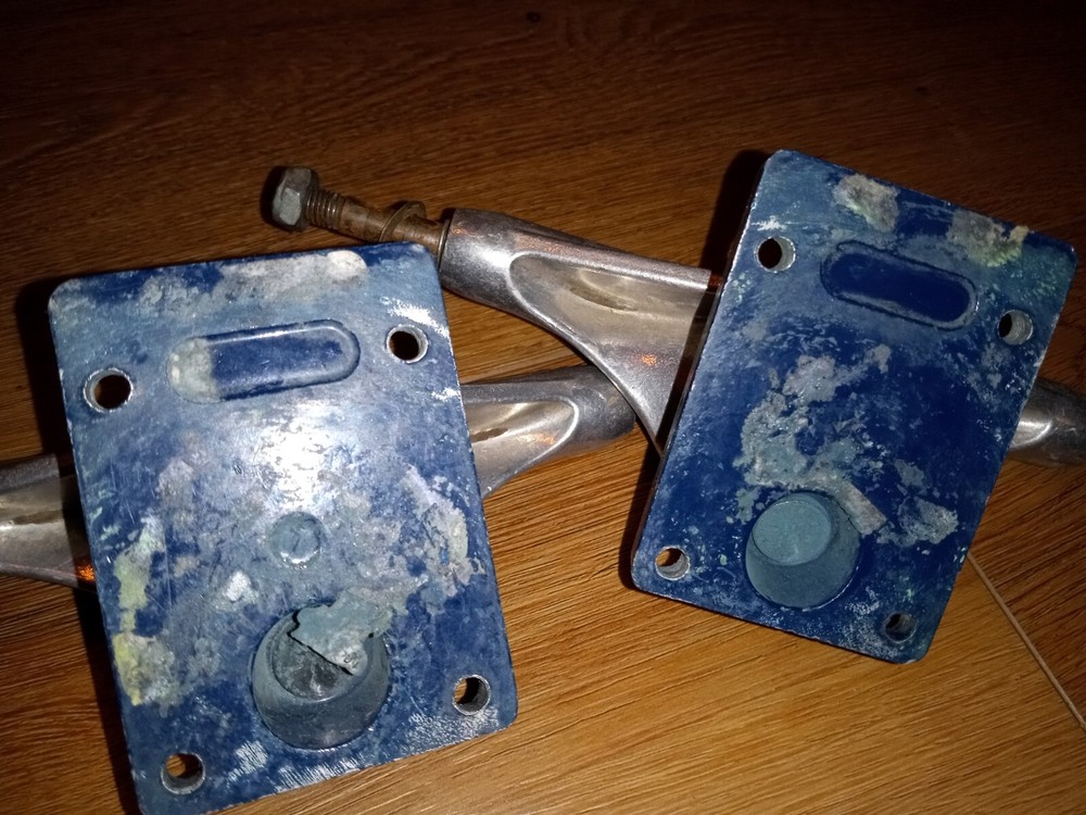 RARE? BLUE BASE Independent Trucks