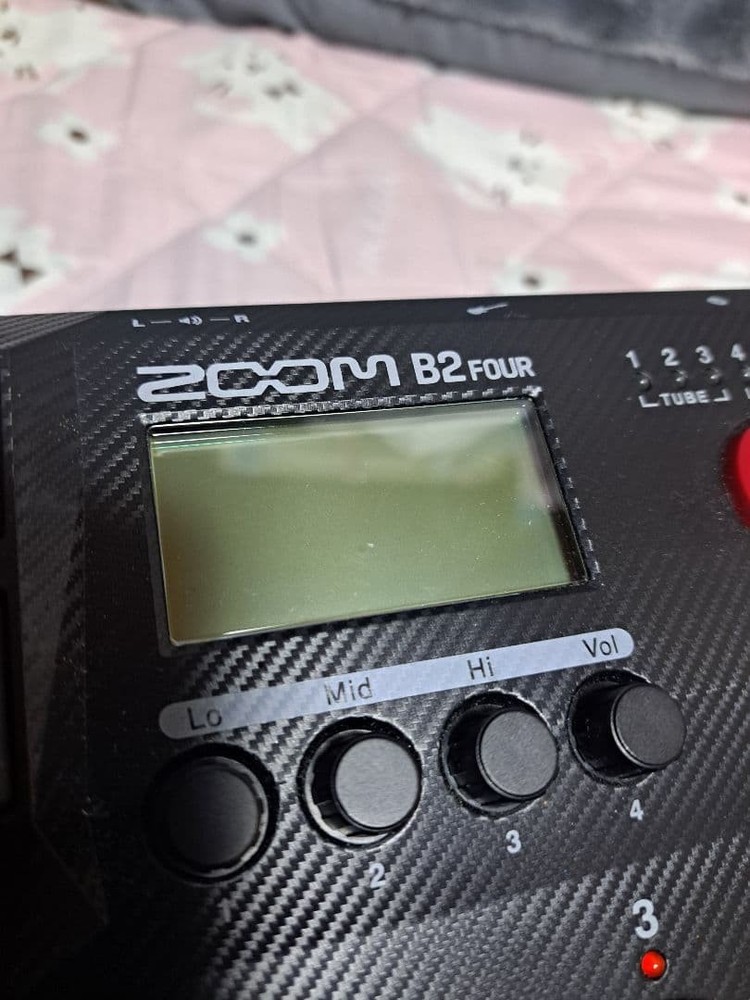 ZOOM B2 FOUR bass effector