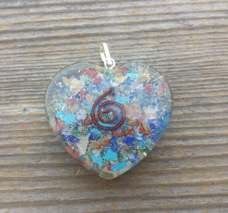 ORGONE 7 CHAKRA MIXED GEMSTONE HEART SHAPED PENDANT ORGONITE (ONE)