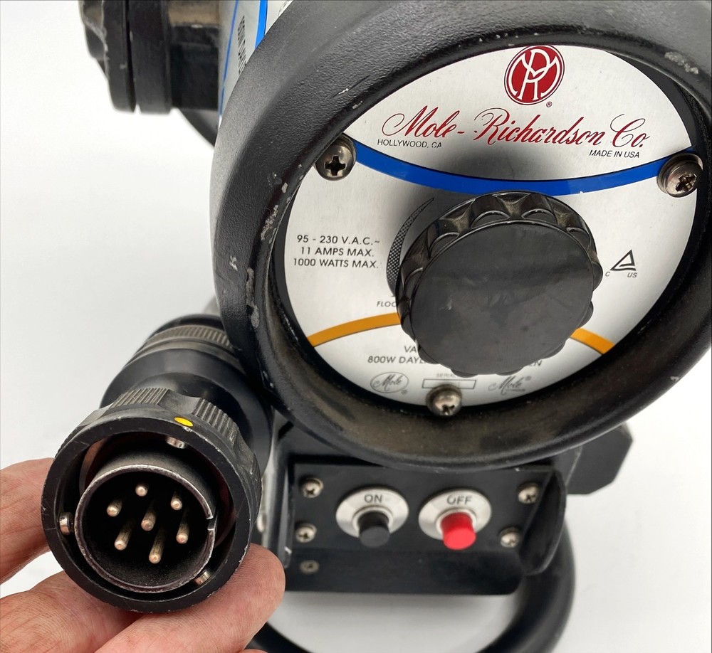 Mole-Richardson 6781 800w Daylight/ 1000w Tungsten Variable Focus PAR Light