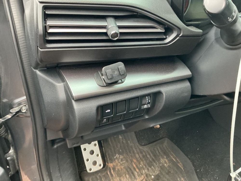 V60 2022 Glove Box 4949491