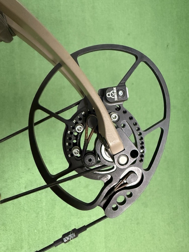 NEW Bowtech Core SR in Sandstone Right Hand 70# 25-30" Compound Bow