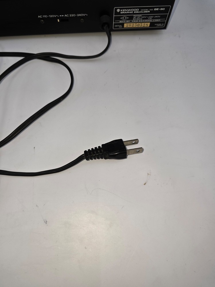 KENWOOD GRAPHIC EQUALIZER, MODEL GE-90, POWERS ON