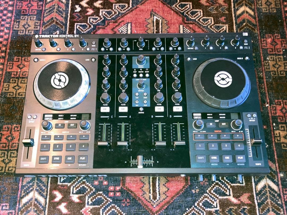 Native Instruments Traktor Kontrol S4 MK1 DJ Controller Case Headphone Tested