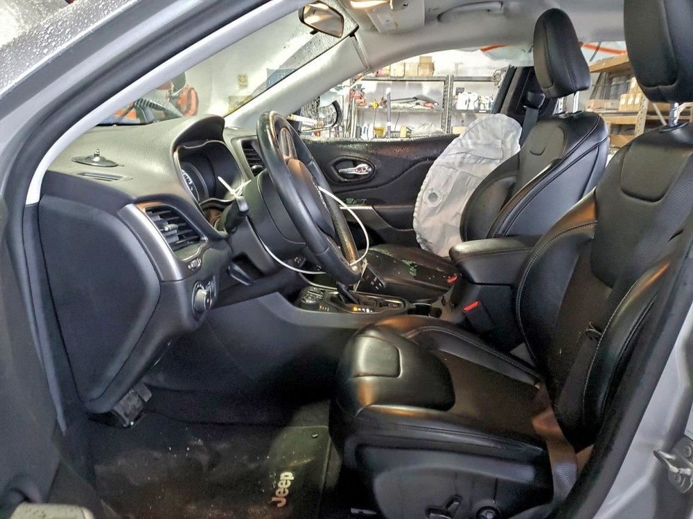 CHEROKEE 2019 Glove Box 4935529