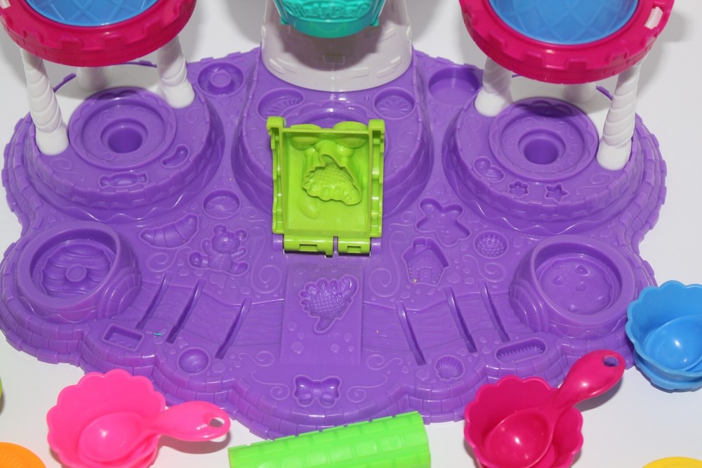Play-Doh Kitchen Creations Ice Cream Castle - Complete except for 'Doh'